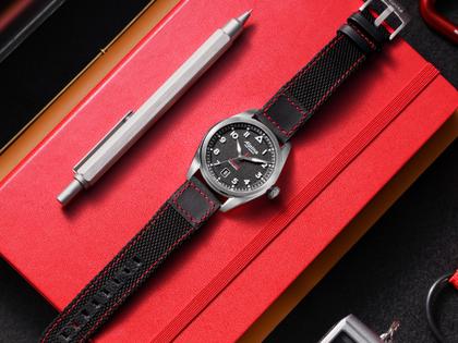 Alpina Startimer Pilot Automatik Edelstahl 40mm schwarzes Zifferblatt schwarzes Textilband – Herrenuhren Uhr mit Datum aus Edelstahl. Das Gehäuse ist rund und silber. Das Textilarmband ist schwarz. Das Zifferblatt ist arabisch Index und schwarz. – Ansicht 6