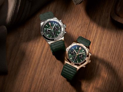Breitling Chronomat B01 42 Automatik Edelstahl grünes Zifferblatt grünes Kautschukband – Herrenuhren Chronograph aus Edelstahl. Das Gehäuse ist rund und silber. Das Kautschuk / Kunststoff / Silikon Armband ist grün. Das Zifferblatt ist ein Index in grün. – Ansicht 3