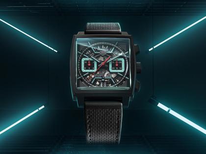 TAG Heuer Monaco Chronograph Automatik Titan 39mm skelettiertes Zifferblatt schwarzes Kautschuk-Lederband – Herrenuhren Chronograph aus DLC beschichtet und Titan. Das Gehäuse ist quadratisch und schwarz. Das Kautschuk / Kunststoff / Silikon Armband ist schwarz. Das Zifferblatt ist ein Index in schwarz. – Ansicht 5