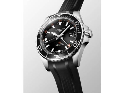 Longines HydroConquest GMT Automatik Edelstahl 43mm schwarzes Zifferblatt schwarzes Kautschukband – Herrenuhren Uhr mit Datum aus Edelstahl, Kautschuk und Keramik. Das Gehäuse ist rund und silber. Das Kautschuk / Kunststoff / Silikon Armband ist schwarz. Das Zifferblatt ist arabisch Index und schwarz. – Ansicht 3