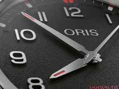 Oris ProPilot Date Automatik Edelstahl 41mm schwarzes Zifferblatt schwarzes Lederband – Herrenuhren Uhr mit Datum aus Edelstahl und Leder. Das Gehäuse ist rund und silber. Das Lederarmband ist schwarz. Das Zifferblatt ist arabisch und schwarz. – Ansicht 2