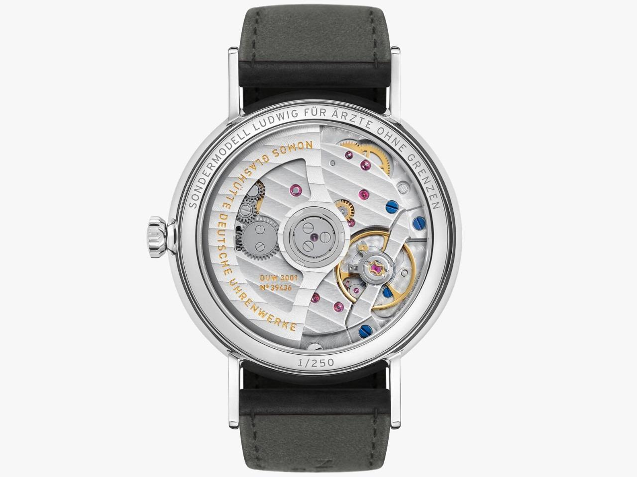 Nomos Glashütte Ludwig 36 Neomatik "Ärzte ohne Grenzen" Limited Edition Automatik Edelstahl 36mm weißes Zifferblatt schwarzes Lederband – Damenuhren Uhr ohne Datum aus Edelstahl. Das Gehäuse ist rund und silber. Das Lederarmband ist schwarz. Das Zifferblatt ist römisch Index und weiß. – Ansicht 4