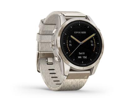 Garmin epix Pro Sapphire Edelstahl softgold beschichtet 42 mm Nylonband beige – Herrenuhren Uhr Multifunktion aus DLC beschichtet, Edelstahl und Kautschuk. Das Gehäuse ist rund und beige. Das Textilarmband ist beige. Das Zifferblatt ist digital und schwarz. – Ansicht 2