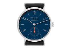 Nomos Glashütte Tangente 35 neomatik Nachtblau Automatik Edelstahl 35mm blaues Zifferblatt schwarzes Lederband – Damenuhren Uhr ohne Datum aus Edelstahl. Das Gehäuse ist rund und silber. Das Lederarmband ist schwarz. Das Zifferblatt ist arabisch Index und blau. – Ansicht 5