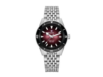 Rado Captain Cook Automatik Edelstahl 39mm rotes Zifferblatt Metallband – Herrenuhren Uhr mit Datum aus Edelstahl und Keramik. Das Gehäuse ist rund und silber. Das Edelstahlarmband ist silber. Das Zifferblatt ist ein Index in rot.