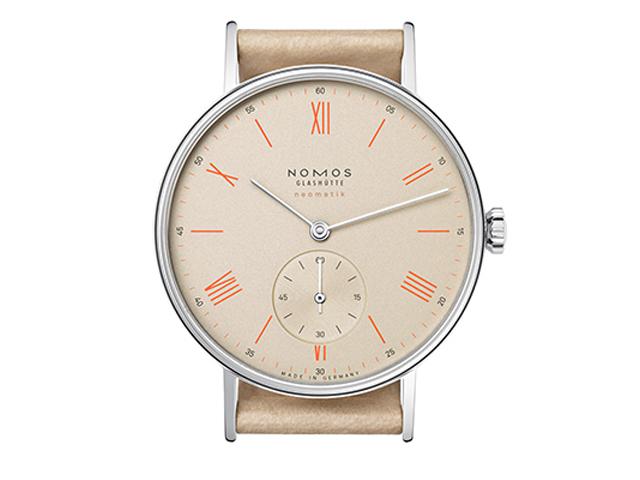 Nomos Glashütte Ludwig neomatik 36 Champagner Automatik Edelstahl beiges Zifferblatt beiges Lederband – Damenuhren Uhr ohne Datum aus Edelstahl. Das Gehäuse ist rund und silber. Das Lederarmband ist beige. Das Zifferblatt ist arabisch Index und beige. – Ansicht 5