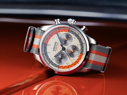 Union Glashütte Belisar Chronograph Silvretta Classic 2025 Limitierte Edition Automatik Edelstahl 44mm beiges Zifferblatt Metallband und graues Lederband – Herrenuhren Chronograph aus Edelstahl und Leder. Das Gehäuse ist rund und silber. Das Lederarmband ist grau. Das Zifferblatt ist arabisch Index und beige. – Ansicht 5