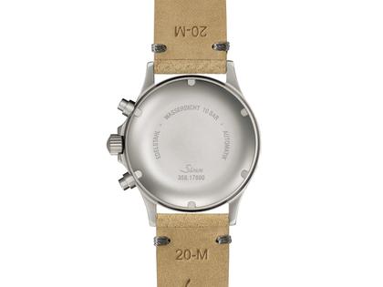 Sinn Spezialuhren 356 FLIEGER Klassik W Chronograph Automatik Edelstahl 38,5mm weißes Zifferblatt graues Lederband – Herrenuhren Chronograph aus Edelstahl und Leder. Das Gehäuse ist rund und grau. Das Lederarmband ist grau. Das Zifferblatt ist arabisch und weiß. – Ansicht 2