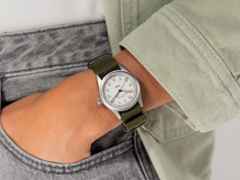 Hamilton Khaki Field Quartz Edelstahl 33mm weißes Zifferblatt grünes NATO-Textilband – Damenuhren Uhr ohne Datum aus Edelstahl. Das Gehäuse ist rund und grau. Das Textilarmband ist grün. Das Zifferblatt ist ein Index in weiß. – Ansicht 5