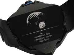 Hamilton Ventura Edge Dune Limited Edition Quarz Edelstahl PVD-Schwarz 51x47mm schwarzes Zifferblatt Kautschukband – Damenuhren Uhr ohne Datum aus Edelstahl, Kautschuk und PVD beschichtet. Das Gehäuse ist sonstige Form und schwarz. Das Kautschuk / Kunststoff / Silikon Armband ist schwarz. Das Zifferblatt ist digital und schwarz. – Ansicht 4