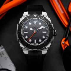 Alpina Seastrong Diver Extreme Automatik Edelstahl 39mm schwarzes Zifferblatt schwarzes Kautschukband Special Edition – Herrenuhren Uhr ohne Datum aus Edelstahl und Kautschuk. Das Gehäuse ist rund und silber. Das Kautschuk / Kunststoff / Silikon Armband ist schwarz. Das Zifferblatt ist ein Index in schwarz. – Ansicht 5