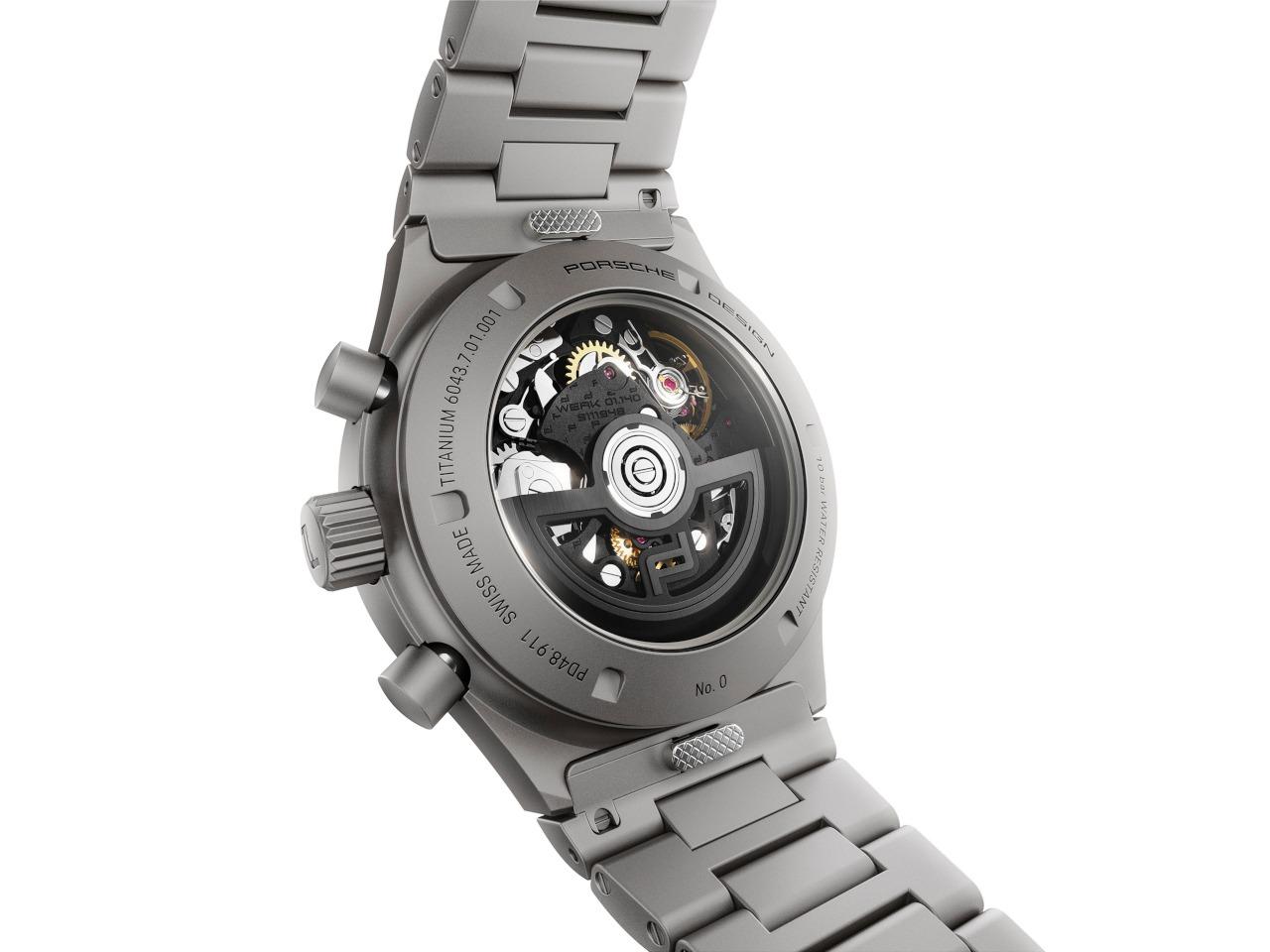 Porsche Design Chronograph 1 - All Titanium Numbered Edition – Herrenuhren Chronograph aus Titan. Das Gehäuse ist rund und silber. Das Titanarmband ist silber. Das Zifferblatt ist ein Index in schwarz. – Ansicht 3
