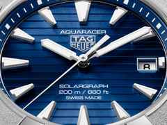 TAG Heuer Aquaracer Professional 200 Solargraph Quarz Edelstahl 40mm blaues Zifferblatt Metallband – Herrenuhren Uhr mit Datum aus Edelstahl. Das Gehäuse ist rund und silber. Das Edelstahlarmband ist silber. Das Zifferblatt ist ein Index in blau. – Ansicht 2