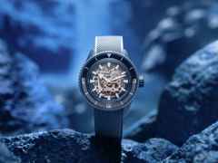 Rado Captain Cook High-Tech Ceramic Skeleton Automatik Keramik 43mm blaues Zifferblatt blaues Kautschukband – Herrenuhren Uhr ohne Datum aus Edelstahl, Kautschuk, Keramik, PVD beschichtet und Titan. Das Gehäuse ist rund und blau. Das Kautschuk / Kunststoff / Silikon Armband ist blau. Das Zifferblatt ist ein Index in blau. – Ansicht 2