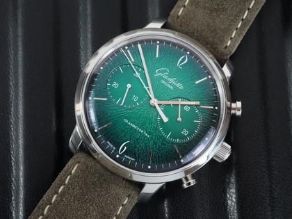 Glashütte Original Sixties Chronograph Automatik Edelstahl 42mm grünes Zifferblatt braunes Lederband – Herrenuhren Chronograph aus Edelstahl. Das Gehäuse ist rund und silber. Das Lederarmband ist braun. Das Zifferblatt ist arabisch Index und grün. – Ansicht 7