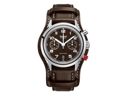 Hanhart 417 ES Mokka Flyback Date Chronograph Handaufzug Edelstahl 42mm braunes Zifferblatt braunes Lederband limitiert – Herrenuhren Chronograph aus Edelstahl und Leder. Das Gehäuse ist rund und silber. Das Lederarmband ist braun. Das Zifferblatt ist arabisch und braun.