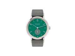 Nomos Glashütte Tangente 38 Datum "175 Years Watchmaking - Schlossgrün" Handaufzug Edelstahl grünes Zifferblatt graues Textilband Glasboden – Herrenuhren Uhr mit Datum aus Edelstahl. Das Gehäuse ist rund und silber. Das Textilarmband ist grau. Das Zifferblatt ist arabisch Index und grün.