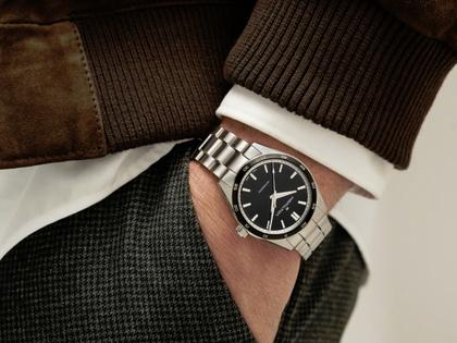 Hamilton Jazzmaster Performer Auto Edelstahl 38mm schwarzes Zifferblatt Metallband – Herrenuhren Uhr ohne Datum aus Edelstahl und Leder. Das Gehäuse ist rund und silber. Das Edelstahlarmband ist silber. Das Zifferblatt ist ein Index in schwarz. – Ansicht 4