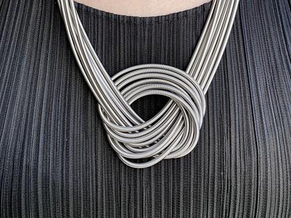 La Mollla Twist long Collier Edelstahl – Halsschmuck Collier aus Edelstahl. – Ansicht 2