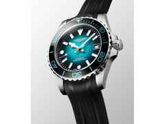 Longines HydroConquest 2026 Commonwealth Games Automatik Edelstahl 39mm türkises Zifferblatt schwarzes Kautschukband – Herrenuhren Uhr mit Datum aus Edelstahl, Kautschuk und Keramik. Das Gehäuse ist rund und silber. Das Kautschuk / Kunststoff / Silikon Armband ist schwarz. Das Zifferblatt ist ein Index in schwarz. – Ansicht 2