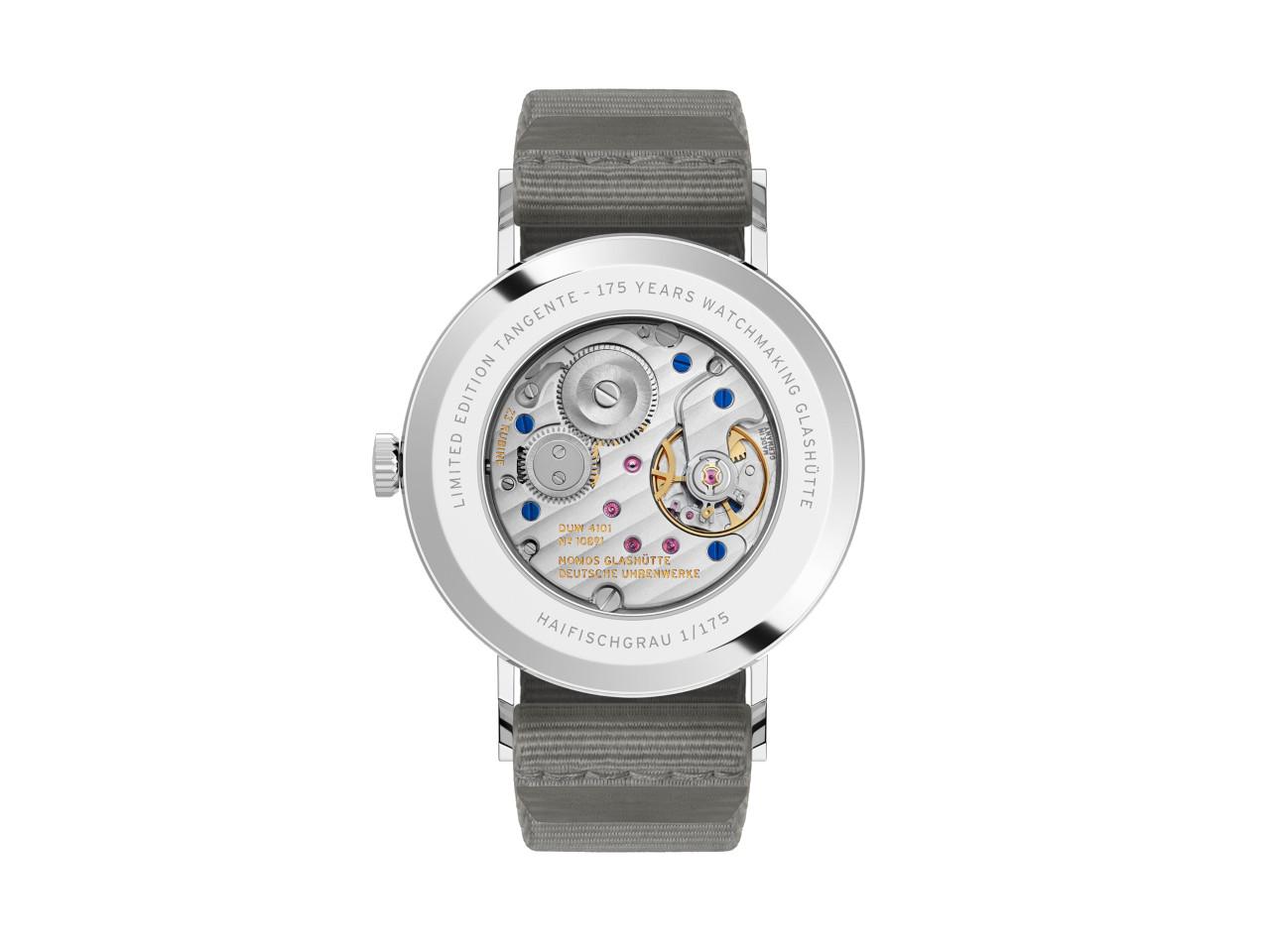 Nomos Glashütte Tangente 38 Datum "175 Years Watchmaking - Haifischgrau" Handaufzug Edelstahl graues Zifferblatt graues Textilband Glasboden – Herrenuhren Uhr mit Datum aus Edelstahl. Das Gehäuse ist rund und silber. Das Textilarmband ist grau. Das Zifferblatt ist arabisch Index und grau. – Ansicht 2