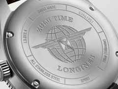 Longines Spirit Zulu Time Automatik Edelstahl 42mm mattschwarzes Zifferblatt braunes Lederband – Herrenuhren Uhr mit Datum aus Edelstahl, Keramik und Leder. Das Gehäuse ist rund und silber. Das Lederarmband ist braun. Das Zifferblatt ist arabisch und schwarz. – Ansicht 3
