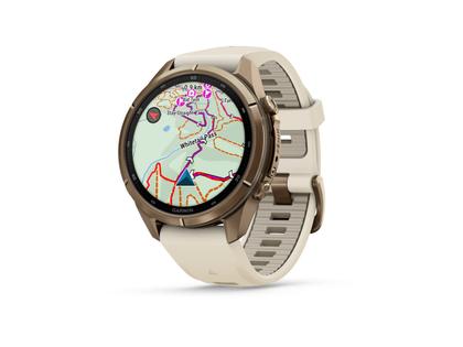 Garmin Fenix 9 Pro inReach Titan 43mm digitales Display beiges Silikonband – Herrenuhren Uhr Multifunktion aus Kautschuk und Titan. Das Gehäuse ist rund und bronze. Das Kautschuk / Kunststoff / Silikon Armband ist beige. Das Zifferblatt ist digital und schwarz. – Ansicht 2