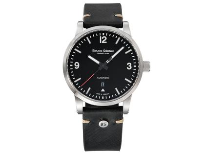 Bruno Söhnle Glashütte Episode V Limited Edition Automatik Edelstahl 44mm schwarzes Zifferblatt schwarzes Lederband – Herrenuhren Uhr mit Datum aus Edelstahl und Leder. Das Gehäuse ist rund und silber. Das Lederarmband ist schwarz. Das Zifferblatt ist arabisch Index und schwarz.