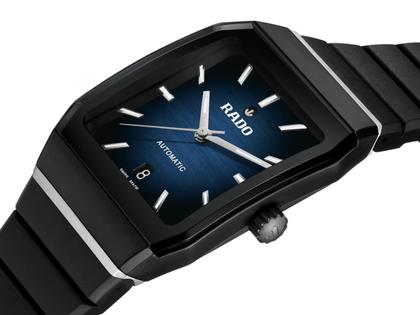 Rado Anatom Automatik Keramik 32,5mm schwarz-blaues Zifferblatt schwarzes Kautschukband – Damenuhren Uhr mit Datum aus Edelstahl, Kautschuk und Keramik. Das Gehäuse ist rechteckig und schwarz. Das Kautschuk / Kunststoff / Silikon Armband ist schwarz. Das Zifferblatt ist ein Index in blau. – Ansicht 2