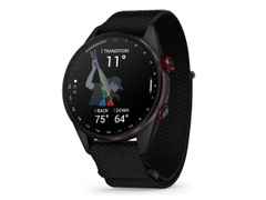 Garmin Approach S72 Titan Schwarz-DLC 47mm digitales Display schwarzes Textilband – Herrenuhren Uhr Multifunktion aus Keramik und Kunststoff. Das Gehäuse ist rund und schwarz. Das Textilarmband ist schwarz. Das Zifferblatt ist digital und schwarz. – Ansicht 2
