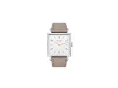 Nomos Glashütte Tetra 27 Duo Doré Handaufzug Edelstahl 27mm weißes Zifferblatt beiges Lederband Stahlboden – Damenuhren Uhr ohne Datum aus Edelstahl und Leder. Das Gehäuse ist quadratisch und silber. Das Lederarmband ist beige. Das Zifferblatt ist arabisch Index und weiß.