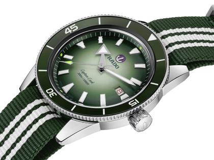 Rado Captain Cook x Cameron Norrie Automatik Edelstahl grün Edelstahlband Limitierte Edition – Herrenuhren Uhr mit Datum aus Edelstahl. Das Gehäuse ist rund und silber. Das Edelstahlarmband ist silber. Das Zifferblatt ist ein Index in grün. – Ansicht 6