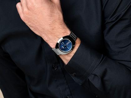 Rado DiaStar Original Automatik Ceramos 38 mm blau Edelstahlband – Herrenuhren Uhr mit Datum aus Edelstahl und Keramik. Das Gehäuse ist oval und silber. Das Edelstahlarmband ist silber. Das Zifferblatt ist ein Index in blau. – Ansicht 7