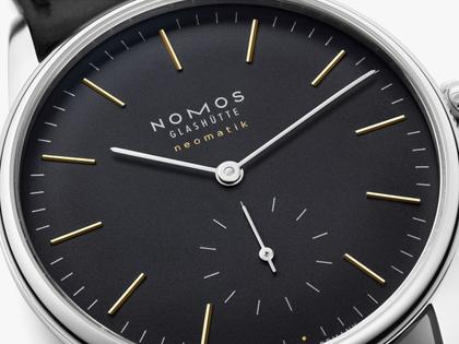 Nomos Glashütte Orion neomatik New Black Automatik Edelstahl 36mm schwarzes Zifferblatt schwarzes Lederband Glasboden – Herrenuhren Uhr ohne Datum aus Edelstahl und Leder. Das Gehäuse ist rund und silber. Das Lederarmband ist schwarz. Das Zifferblatt ist ein Index in schwarz. – Ansicht 5