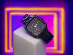 Rado True Square x Kunihiko Morinaga Special Edition Automatik schwarze Keramik 38mm photochromes Zifferblatt schwarzes Keramikband – Herrenuhren Uhr ohne Datum aus Keramik und Titan. Das Gehäuse ist quadratisch und schwarz. Das Keramikarmband ist schwarz. Der Zifferblatt ist ohne Zeichen. – Ansicht 7