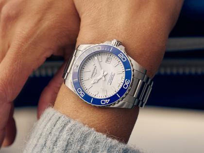 Longines HydroConquest Sylt Edition 2026 Automatik Edelstahl 39mm weißes Zifferblatt Metallband – Herrenuhren Uhr mit Datum aus Edelstahl und Keramik. Das Gehäuse ist rund und silber. Das Edelstahlarmband ist silber. Das Zifferblatt ist ein Index in weiß. – Ansicht 16