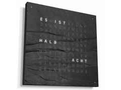 Qlocktwo Earth 45 Creator's Edition Metamorphite mit schwarz lackiertem Holz – Großuhren Wanduhr aus Eisen. Das Gehäuse ist quadratisch und weiß. Das Zifferblatt ist digital und grau.