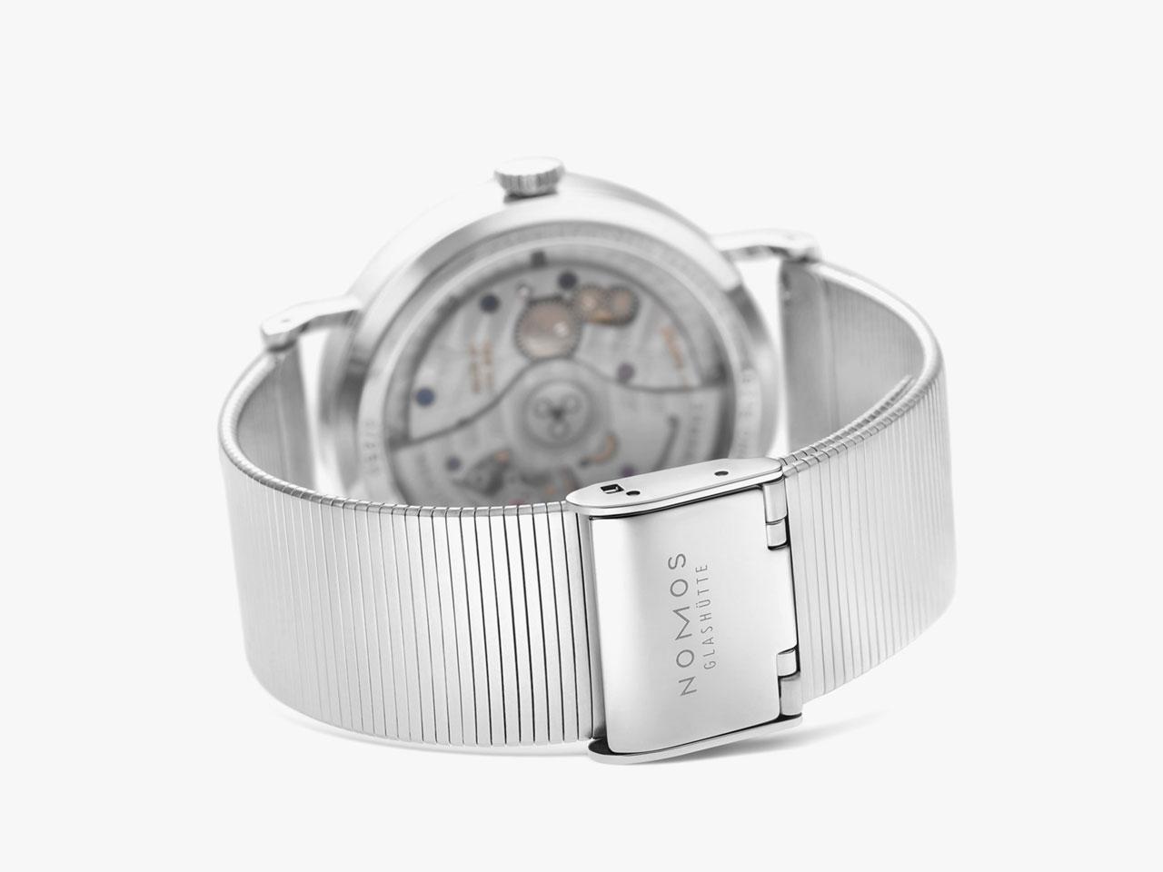 Nomos Glashütte Tangente 35 neomatik Ärzte ohne Grenzen Automatik Edelstahl 35mm weißes Zifferblatt Metallband – Damenuhren Uhr ohne Datum aus Edelstahl. Das Gehäuse ist rund und silber. Das Edelstahlarmband ist schwarz. Das Zifferblatt ist arabisch Index und silber. – Ansicht 5