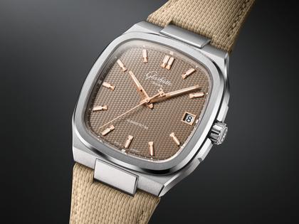 Glashütte Original Seventies Vintage Kollektion Tweed Amp Automatik Edelstahl 39x39mm beiges Zifferblatt beiges Kautschukband – Herrenuhren Uhr mit Datum aus 750 Rotgold, Edelstahl und Kautschuk. Das Gehäuse ist quadratisch und silber. Das Kautschuk / Kunststoff / Silikon Armband ist beige. Das Zifferblatt ist ein Index in beige. – Ansicht 4