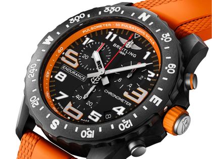 Breitling Endurance Pro 44 Chronograph Quarz Breitlight schwarzes Zifferblatt orangefarbenes Kautschukband – Herrenuhren Chronograph aus Kautschuk und Sonstiges. Das Gehäuse ist rund und schwarz. Das Kautschuk / Kunststoff / Silikon Armband ist orange. Das Zifferblatt ist arabisch Index und schwarz. – Ansicht 4