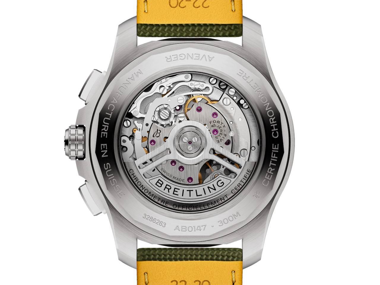 Breitling Avenger B01 Chronograph 44 Automatik Edelstahl grünes Zifferblatt olivgrünes Lederband – Herrenuhren Chronograph aus Edelstahl und Leder. Das Gehäuse ist rund und silber. Das Lederarmband ist grün. Das Zifferblatt ist ein Index in grün. – Ansicht 4