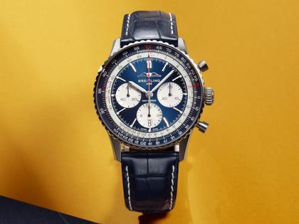 Breitling Navitimer B01 Chronograph 43 Tribute to Concorde Automatik Edelstahl blaues Zifferblatt blaues Lederband limitiert – Herrenuhren Chronograph aus Edelstahl und Leder. Das Gehäuse ist rund und silber. Das Lederarmband Kroko / Alligator ist blau. Das Zifferblatt ist ein Index in blau. – Ansicht 3