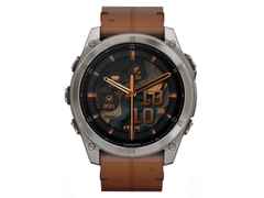 Garmin fenix 8 51mm AMOLED faserverstärktes Polymer Titan carbongrau beschichtet braunes Lederband – Herrenuhren Uhr Multifunktion aus DLC beschichtet und Titan. Das Gehäuse ist rund und grau. Das Lederarmband ist braun. Das Zifferblatt ist digital und schwarz.
