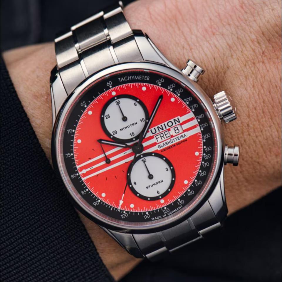 Union Glashütte Viro Chronograph Silvretta Classic 2023 Limited Edition rot-schwarzes Zifferblatt schwarzes Lederband – Herrenuhren Chronograph aus Edelstahl. Das Gehäuse ist rund und silber. Das Lederarmband ist schwarz. Das Zifferblatt ist ein Index in rot. – Ansicht 5