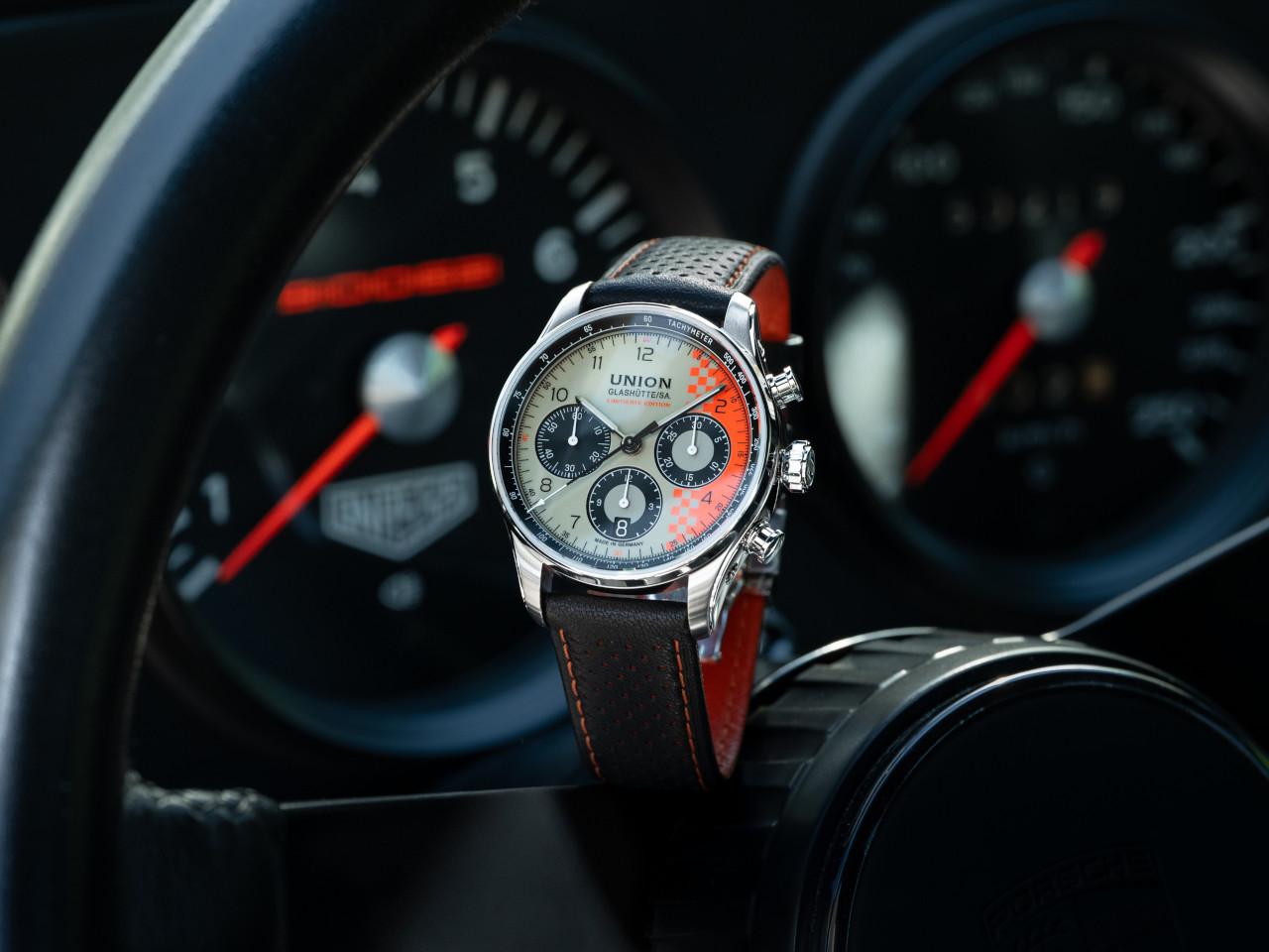 Union Glashütte Belisar Chronograph Speedster 2026 Limited Edition Automatik Edelstahl 40mm beiges Zifferblatt schwarzes Lederband Metallband – Herrenuhren Chronograph aus Edelstahl und Leder. Das Gehäuse ist rund und silber. Das Lederarmband ist schwarz. Das Zifferblatt ist arabisch Index und beige. – Ansicht 9