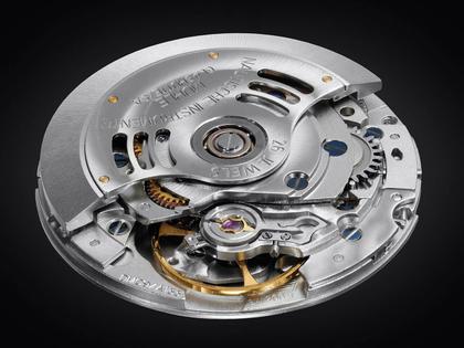 Mühle Glashütte 29er Big Silbergrau Automatik Edelstahl 42,4mm graues Zifferblatt graues Canvasband – Herrenuhren Uhr mit Datum aus Edelstahl und Leder. Das Gehäuse ist rund und silber. Das Textilarmband ist grau. Das Zifferblatt ist ein Index in silber. – Ansicht 5