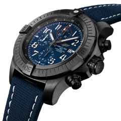 Breitling Super Avenger Chronograph 48 Night Mission Automatik blaues Zifferblatt Militaryband – Herrenuhren Chronograph aus DLC beschichtet und Titan. Das Gehäuse ist rund und schwarz. Das Lederarmband ist blau. Das Zifferblatt ist arabisch und blau. – Ansicht 3