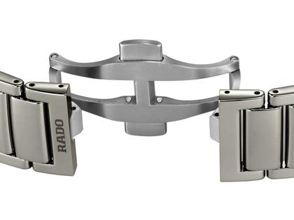 Rado True Square Automatik Skeleton Keramik grau 38mm Keramikband grau – Herrenuhren Uhr ohne Datum aus Keramik und Titan. Das Gehäuse ist quadratisch und grau. Das Keramikarmband ist grau. Das Zifferblatt ist skelettiert und grau. – Ansicht 5