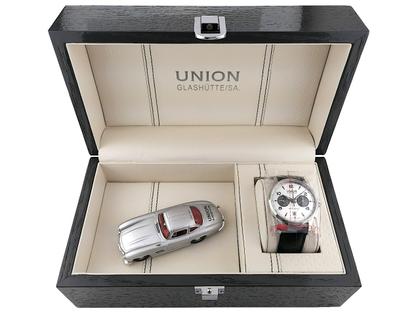 Union Glashütte Noramis Chronograph Sachsen Classic   2013 Limited Edition Automatik D005.427.16.037.07 Full Set mit Garantie Occasion Refurbished – Herrenuhren Uhr mit Datum aus Edelstahl. Das Gehäuse ist rund und silber. Das Lederarmband ist schwarz. Das Zifferblatt ist arabisch Index und silber. – Ansicht 5