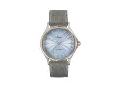 Sinn Spezialuhren 556 Eisblau Automatik Edelstahl 38,5mm blaues Zifferblatt graues Textilband limitiert – Damenuhren Uhr ohne Datum aus Edelstahl. Das Gehäuse ist rund und silber. Das Textilarmband ist grau. Das Zifferblatt ist ein Index in blau.